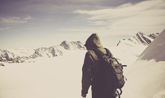 hiking-in-snow